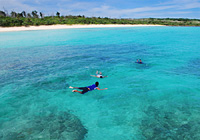 渡口（とぐち）の浜：珊瑚礁で遊ぶ子供たち