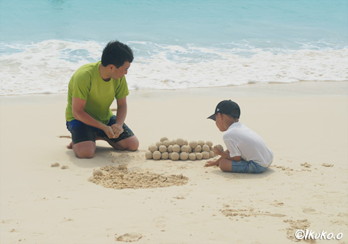 前浜ビーチで遊ぶ親子