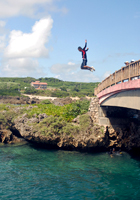 橋の上からのジャンプ