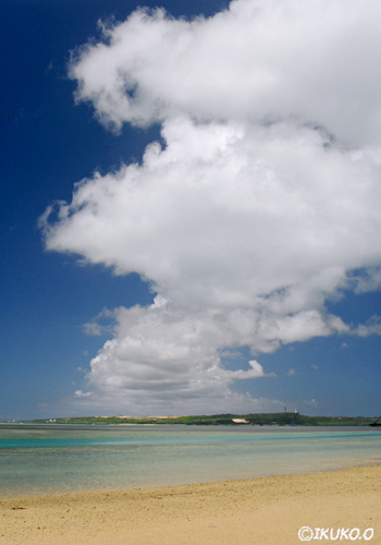 伊良部島へのびる雲