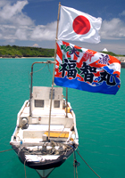 大漁旗を掲げた漁船