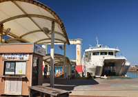 乗船券売り場と桟橋と船