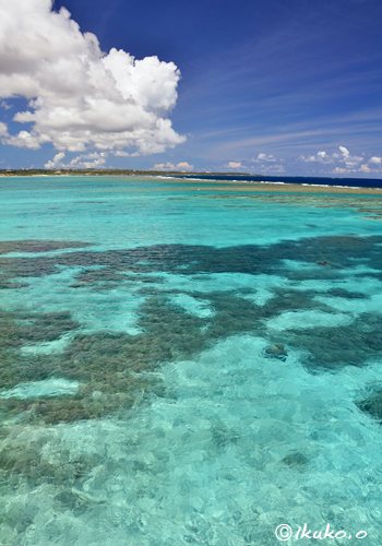 珊瑚礁の海に浮かぶ雲