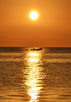 夕陽に輝く海と漁船