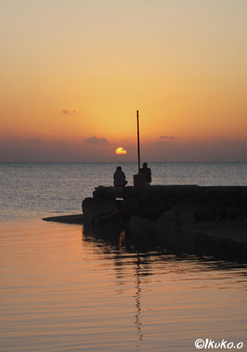 夕陽と釣り人