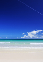 真っ白な砂浜と青い海と空