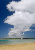伊良部島へのびる雲