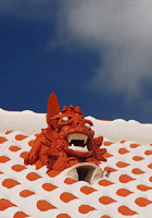 赤瓦屋根の上のシーサー