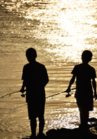 釣りをする少年たち