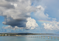 海上の入道雲と虹