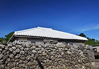 伝統的な石垣のある古民家