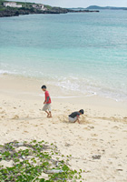砂浜で遊ぶ子供