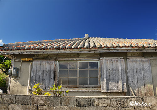 赤瓦屋根の古い民家