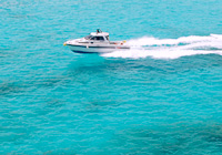 青い海を走るボート