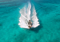 青い海を疾走するダイビングボート