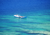 青い海と漁船