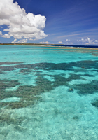 珊瑚礁の海に浮かぶ雲