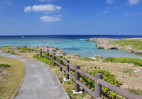 白鳥崎の遊歩道と海