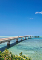 伊良部大橋と珊瑚礁の海