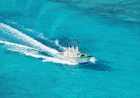 青い海を走る漁船