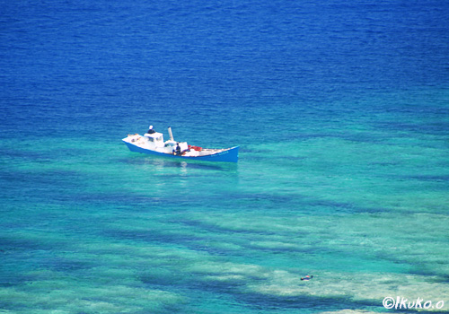 青い海と漁船