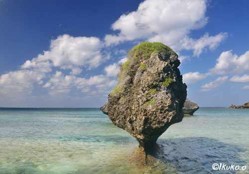 大神島の奇岩と雲