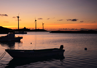 風車と漁港の夕暮れ