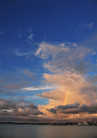 夕焼け雲の中の虹
