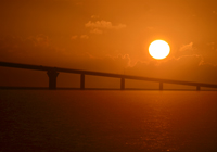 伊良部大橋とまん丸な夕陽