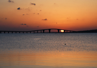 橋桁の間に沈むまん丸な夕陽