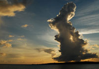 伊良部島の上の巨人雲