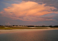 ビーチに映る夕焼け雲