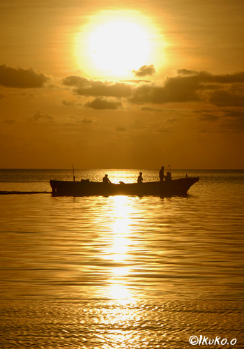 夕陽の中の漁船